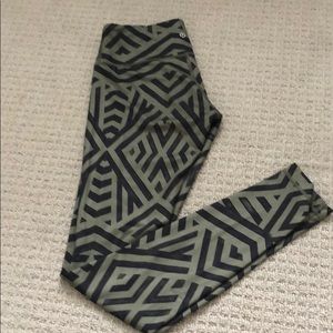 Lululemon yoga pants size 6